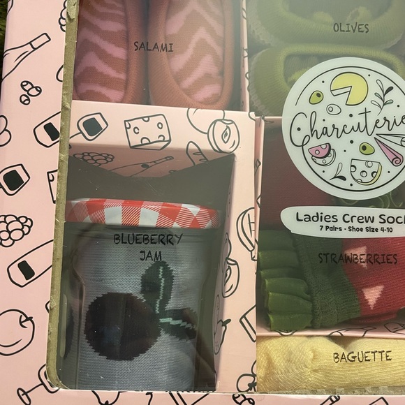 NWT Charcuterie board box of 7 Pair Of Women's Socks Size 4-10 - Picture 2 of 6